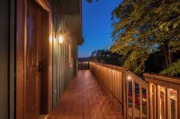 Modern Cabin-Stunning Mtn Views-Hot Tub-Ping Pong&Arcade-FirePit-Pet Friendly!