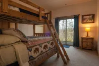 Mountaintop Getaway with Gazeebo Deck Hot Tub & Fireplace! Long range views!