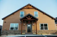 New! Luxury Lakeview Cabin: Lazy River, Theater, Game Rm, Sleeps 20+, Hot Tub