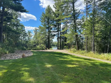 Newly Renovated Cabin (dog friendly) Отели в г. Lincoln County