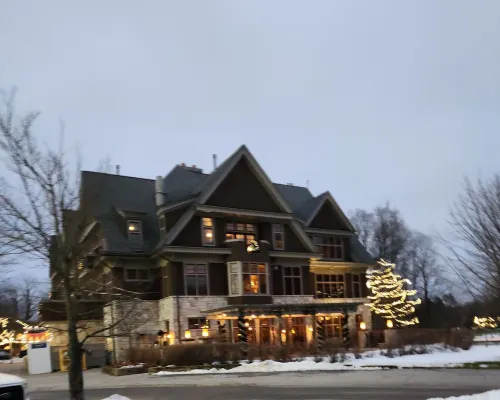Relaxing Crystal Lake Cottage Retreat - Minutes to the Beach, & Downtown Beulah ベンゾニア・タウンシップのホテル