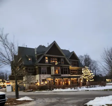 Close to Crystal Mountain, Family Friendly, Modern, Beautiful Views of the Lake.