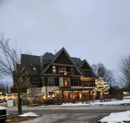 Your Fall Getaway Awaits!  Family Friendly, Modern, Beautiful Views of the Lake.