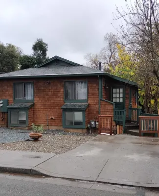 Your casita in Auburn 2bedroom 1bath cozy house pet friendly.