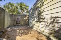 East Hill Coastal Cottage, prefect for couples and families, pet friendly. Hotels near Pensacola Lighthouse & Maritime Museum