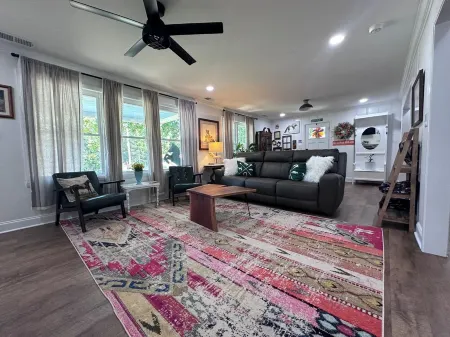 The Fox Den, Luxury Home, Just 2 Minutes Away from the Iconic Bell Buckle Cafe.