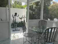Peaceful quiet relaxing pet friendly close to Wilton Manors.