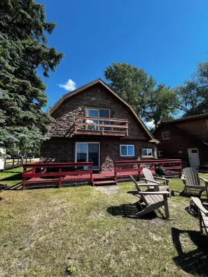 Charming Waterfront Cottage on Mullett Lake