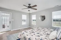 4 Bedroom Cottage - 5 Minutes from both beaches