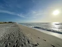 Lovely Dog-Friendly Oasis ~ Walk to Beach ~ Office