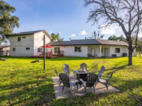 Modern home, Dog Agility Run, Game Room, Fire Pit & New Playground Hotels in Atascadero