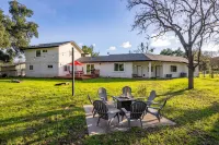 Modern home, Dog Agility Run, Game Room, Fire Pit & New Playground Hotels near Staples