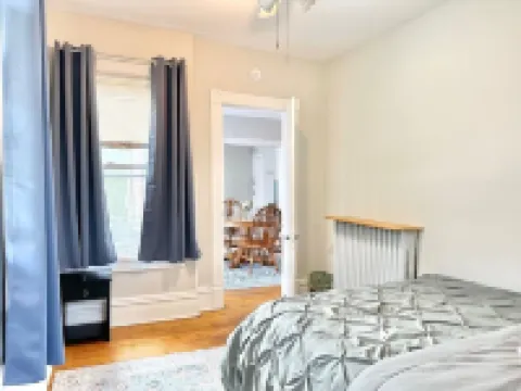 Downtown Oak Park/Fast WIFI/Free Parking/ Victorian Home/Sleeps 6 奧克帕克酒店