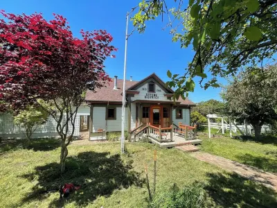Historic West Marin Schoolhouse. Cypress Tree Tunnel附近的飯店