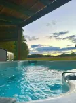 HGTV quality, private guest suite, country getaway with hot tub & fire pit