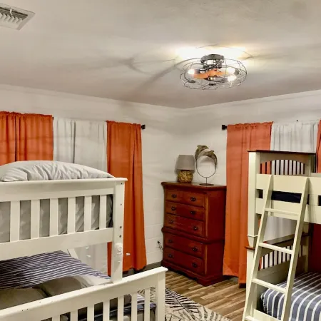 Cute little house within walking distance to food and the beach