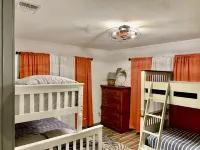 Cute little house within walking distance to food and the beach