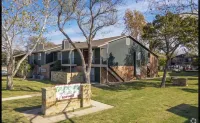 Upstairs 2 bedroom 2 bath overlooking to pool