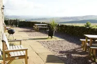 Historic Barn With Breathtaking Views Over Derbys/Staffs Border. Pet friendly. Отели рядом с достопримечательностью «Колледж Бакстон & Лик»