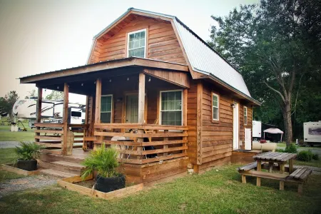 Georgia Golf Cottage with 9-hole course, pool, tennis court, clubhouse and more! Отели в г. Тернер