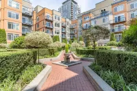 Seattle Among The Trees: in Belltown with Parking! โรงแรมใน