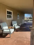 Upscale cottage on a farm in the middle of the city. Six miles to DFW airport.