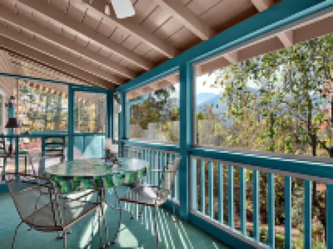 Decorated Christmas Log Cabin with Mountain View, Hot Tub, Pool Table, Sleeps 10