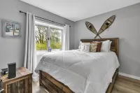 Hillside Getaway in Ellicottville w/ Pool Nearby! Sleeps 4!  호텔