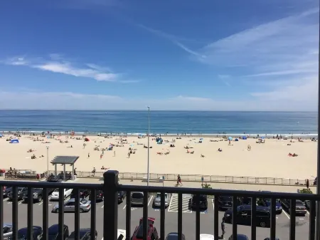 Oceanfront Penthouse Condo with Beautiful Beach View Отели рядом с достопримечательностью «Casino Ballroom»