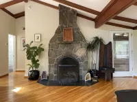 Light filled, tree house, surrounded by nature. 7 minute walk from downtown.