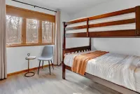 Pocono Dream Chalet- HOT TUB/GameRoom/Lake & Pool Access/ Fireplace / Firepit