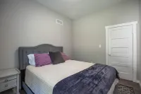 Charming Bungalow Manhattan โรงแรมใกล้Alpha Xi Delta