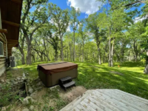 Beautiful Log Cabin Retreat on 6 Acres of Forest Only 10 Minutes to Lake Geneva. Hotels in Lyons