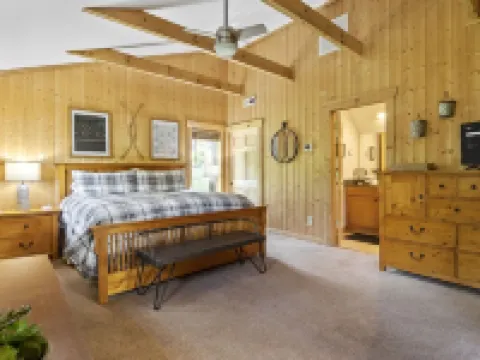 Beautiful cabin with mountain views, hot tub, game room. 1 mile to Lake Lure 雷克路爾酒店