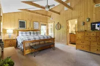 Beautiful cabin with mountain views, hot tub, game room. 1 mile to Lake Lure