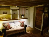 Charming, secluded, characterful cottage in the heart of Lechlade Hotels in Lechlade