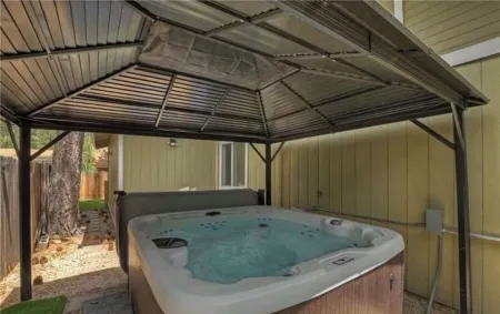 Modern Chalet W/Spa Centrally-Located In The Heart Of Big Bear! Dogs Welcome!