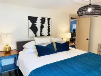 Peaceful Pines, luxury 4-bed, mid-century cabin