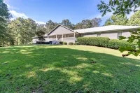 Luxury Brooks Retreat – 7BR 9BA, WiFi, Chef's Kitchen, Workspace, Outdoor Oasis!