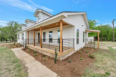 Farmhouse Charm - Waco/Magnolia/Baylor Hotels near Lake Shore Baptist Church