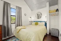 Pet Friendly Cabin w/hot tub. gym, cold plunge, & sauna Hotels near Luck, Texas