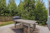 Lakeside Luxe - Lake Access + Community Pool