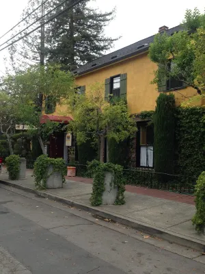 Beautifully Decorated Townhouse 2 Blks From Square