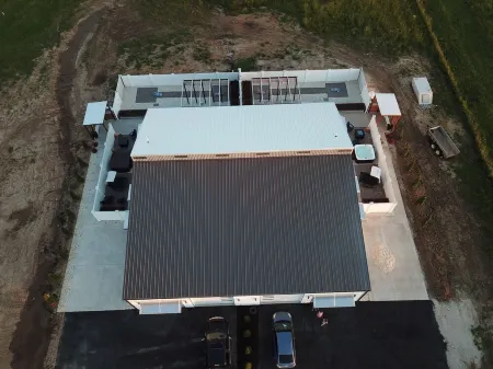 Modern and Spacious with game/movie room. Отели в г. Линн Тауншип