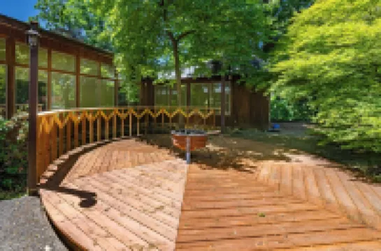 50 mile views into NR Gorge, recently renovated,  6000 sq ft