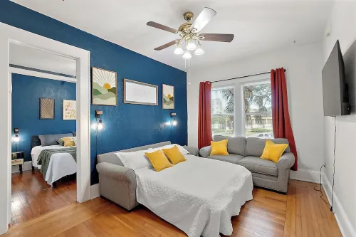 Steps to Downtown Eustis~King~Fully Stocked~Coffee Bar Hotel a Eustis