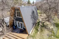 The Cabin on Main St., A Quiet Getaway with whole family, History. Pet friendly.