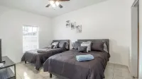 Delray Castle-Minutes to the beach and Atlantic Ave