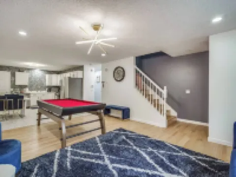 Townhouse with Pool Table - Renovated w/ King Bed チコピーのホテル