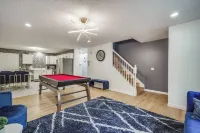 Townhouse with Pool Table - Renovated w/ King Bed Hotels in Chicopee
